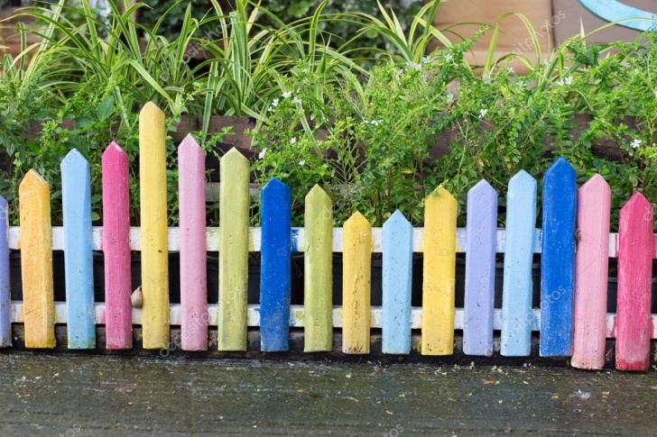 Small Wooden Garden Fence Colourful Wood Fence In Small Garden — Stock Photo Photo 551
